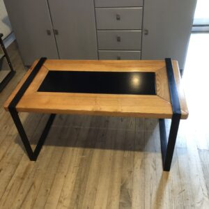 Table basse en bois avec insert noir et pieds en métal, style industriel