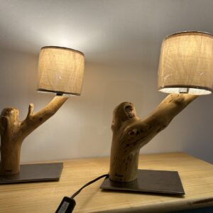 Paire de lampes artisanales en bois naturel avec abat-jour en lin beige