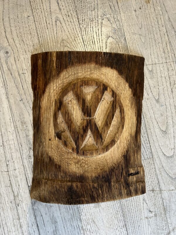 sculpture sur écoin bois massif, motif sigle volkswagen